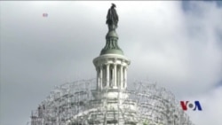 不同国籍的移民一同修缮国会大厦穹顶