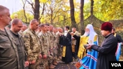 კიევის საპატრიარქოს უკრაინის მართლმადიდებელი არაკანონიკური ეკლესიის პატრიარქი ფილარეტი რუსი სეპარატისტების წინააღმდეგ მებრძოლ უკრაინელ ჯარისკაცებს ლოცავს