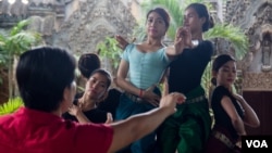 Sophiline Art Ensemble performers are rehearsing the scene in Pamina Devi on May 12th 2015. (Nov Povleakhena/VOA Khmer)