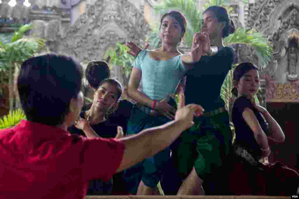 ក្រុម​សិល្បៈ​សុភីលីន​កំពុង​ហាត់​សម្តែង​សម​ឈុត​មួយ​ក្នុង​រឿង​ ព្រះ​នាង​ផាមីណា​ទេ​វី​ កាល​ពី​ថ្ងៃ​ទី​១២​ ខែ​ឧសភា​ ឆ្នាំ​២០១៥។