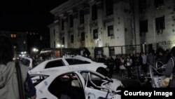 Rossiya elchixonasi oldidagi avtomobillar namoyishchilar hujumiga uchradi.