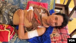 លោក ឈៀង ថន អាយុ​៤០​ឆ្នាំ​មក​ពី​ខេត្ត​កំពង់ចាម ​និង​ជាបាតុករ​ជា​កម្មករ​ម្នាក់ សម្រាក​ព្យាបាល​នៅ​មន្ទីរ​ពេទ្យ​ខ្មែរ​សូវៀត​នៅ​ថ្ងៃ​ទី​៦ ខែ​មករា។ លោក​​ជា​ជន​រងគ្រោះ​ម្នាក់​ដែល​​ត្រូវ​បាន​បាញ់​ចំ​ដៃ​ឆ្វេង​ធ្លាយ​ពី​ម្ខាង​ទៅ​ម្ខាង។​ លោកឃើញថា​ មាន​ការបាញ់​ពីលើ​អគារ​មក​លើ​កម្មករ។ (ឃួន ធារ៉ា/VOA)