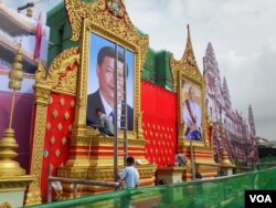Phnom Penh authorities installed portraits of Chinese President Xi Jinpin and Cambodia King, Norodom Sihamoni in a Phnom Penh's garden on October 11, 2016. Xi will pay his two-day state visit in Cambodia starting from Thursday this week. (Neou Vannarin/VOA Khmer)