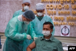 រូប​ឯកសារ៖ លោកឧត្តមសេនីយ៍ឯក ហ៊ុន ម៉ាណែត មេ​បញ្ជាការ​កង​ទ័ព​ជើង​គោក​ ទទួលចាក់វ៉ាក់សាំងបង្ការជំងឺកូវីដ១៩ របស់ក្រុមហ៊ុនចិន Sinopharm នៅមន្ទីរពេទ្យកាល់ម៉ែត្រ កាលពីថ្ងៃពុធ ទី១០ ខែកុម្ភៈ ឆ្នាំ២០២១។