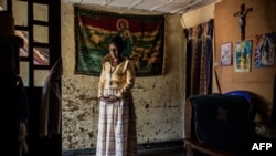 Leonie, qui a survécu au virus Ebola, est dans son salon à Beni, le 17 septembre 2019.