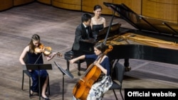 Učenici Međunarodne škole muzike nastupaju u Kenedi Centru.