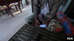 A 66-year-old woman, who was confirmed positive with HIV, talks to reporters about her health condition, in Peam village, Kandal province, on Monday, Feb 22, 2016. (Photo: Aun Chhengpor/VOA Khmer)