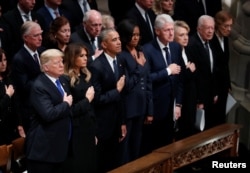 Američki predsednik Donald Tramp i prva dama Melanija Tramp stoje sa bivšim predsednikom Barakom Obamom, bivšom prvom damom Mišel Obamom, bivšim predsednikom Bilom Klintonom, bivšom prvom damom Hilari Klinton, bivšim predsednikom Džimijem Karterom i bivšom prvom damom Rozalin Karter u prvom redu na državnoj sahrani bivšeg predsednika SAD Džordža Buša starijeg u Nacionalnoj katedrali u Vašingtonu, SAD, 5. decembra 2018. (Foto: Reuters/Kevin Lamark )