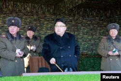 북한 김정은 국무위원장(가운데)이 105탱크사단을 찾아 탱크장갑보병연대의 겨울 도하 공격전술훈련을 지도했다고, 관영 조선중앙통신이 지난달 28일 보도했다.