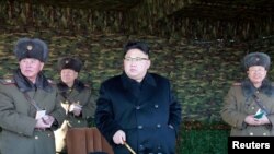រូបឯកសារ៖ មេដឹកនាំកូរ៉េខាងជើងលោក Kim Jong Un (កណ្តាល)។