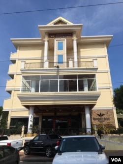 រូបឯកសារ៖ សណ្ឋាគារ​លំហែកាយ​ក្បែរ​ឆ្នេរ​សមុទ្រ ឈ្មោះ Serendipity Beach Resort នៅ​ក្បែរ​កន្លែង​ឡើង​ជិះ​ទូក​ទៅ​កំសាន្ត​នៅ​កោះ​ផ្សេងៗ នៅ​ខេត្តព្រះសីហនុ នៃ​ប្រទេស​កម្ពុជា នៅ​ថ្ងៃទី ០៨ ខែមេសា ឆ្នាំ២០១៨។ (ប៉ូច រាសី/VOA)