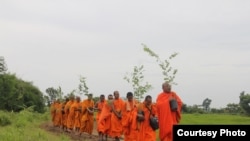 Venerable But Buntenh, front, leads Cambodian Buddhist monks to plant trees in Battambang province as part of their campaign to protect Cambodia’s forests, Cambodia, August 13, 2016 (Courtesy photo of But Buntenh)