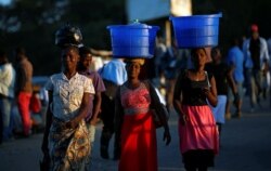 Para perempuan membawa keranjang berisi makanan di kepala mereka di sebuah pasar di Blantyre, Malawi, 10 Juli 2017. (Foto: REUTERS/Siphiwe Sibeko)