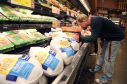 한 고객이 추수감사절을 맞아 식료품점에서 식품을 고르고 있다.(자료사진)