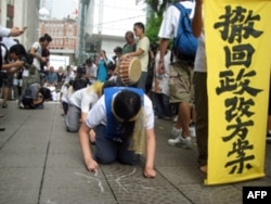 年青人苦行写字引来途人围观