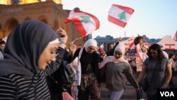 Setiap hari selama lebih dari sebulan, para demonstran berada di jalan-jalan mengekspresikan kemarahan mereka dan merayakan apa yang mereka sebut "revolusi" mereka di Beirut, Lebanon, 17 November 2019. (Foto: VOA/Heather Murdock)