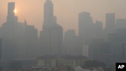 Distrik Bisnis Sentral Singapura terlihat diselubungi kabut asap akibat kebakaran hutan di Indonesia (20/6).
