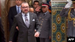 Le Roi Mohammed VI du Maroc arrive pour la cérémonie de signature entre le Maroc et le constructeur automobile chinois "BYD auto" , au Palais Royal de Casablanca, le 9 décembre 2017.