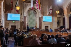 19일 LA 시의회에서 시내에 사는 이주민들을 보호하기 위한 피난처 도시 선포 조례안 표결이 진행됐다.