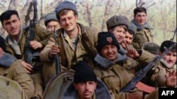 Tojikiston 1990 yillar boshida mustaqil bo'lgach, siyosiy kuchlar hokimiyat uchun kurash boshlaydi. Ilk saylovlarda kommunistik partiya vakili g'alaba qilib, muxolifat natijalarni tan olishdan bosh tortadi va tomonlar qo'liga qurol oladi. 1992-1997 yillar