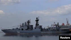 Kapal Angkatan Laut Rusia, Admiral Tributs, sebuah kapal besar anti-kapal selam, terlihat saat berlabuh di area pelabuhan selatan di metro Manila, Filipina, 3 Januari 2017. (Foto: REUTERS/Romeo Ranoco)