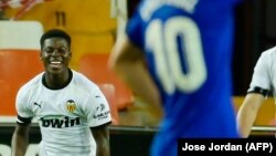 Le milieu de terrain de Valence Yunus Musah célèbre son but lors du match entre Valence et Getafe au stade Mestalla de Valence le 1er novembre 2020.