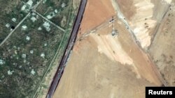 Satelitski snimak pokazuje izgradnju zida duž granice između Egipta i Gaze u blizini Rafe