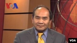  It's a rainy day in Washington, D.C., today. The Capitol Hill area is surrounded by ginkgo trees and a lot of leaves that turned into autumnal colors have fallen. But this particular ginkgo tree keeps all its beautiful fall color in this photo captured by VOA's Diaa Bekheet.