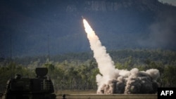 Ilustracija: Ispaljivanje rakete iz HIMARS sistema tokom vojnih vežbi SAD i Australije, 22. jula 2023. (Foto: AFP/Andrew Leeson)