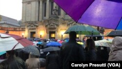 2018年10月28日星期六犹太教堂: 2,300人容量的教堂占满后，1000多人站在雨中通过扩音器参加悼念