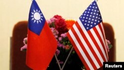 Bendera Taiwan dan AS dalam pertemuan antara anggota DPR AS dan Taiwan di Taipei, Taiwan 27 Maret 2018.