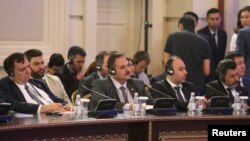 Anggota delegasi oposisi Suriah menghadiri putaran pembicaraan damai Suriah di Astana, Kazakhstan, 5 Juli 2017. (REUTERS/Mukhtar Kholdorbekov).