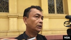 លោក ហែម សុជាតិ មេធាវី​ការពារ​ក្តី​ឲ្យ​លោក អ៊ុំ សំអាន និយាយ​ជាមួយ​អ្នកសារព័ត៌មាន​ក្រោយពី​ការប្រកាស​​សាលដីកា​នៅ​តុលាការ​កំពូល នៅ​ព្រឹក​ថ្ងៃពុធ ទី២១ ខែកញ្ញា ឆ្នាំ ២០១៦។ (កាន់ វិច្ឆិកា/VOA)