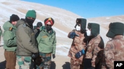 在这张由印度陆军提供的照片中，印度和中国的陆军军官在印中边境拉达克的潘贡湖地区举行会议。（2021年2月10日）