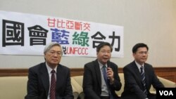 Seorang anak pengungsi Suriah menangis saat berdiri tanpa sepatu di atas salju yang turun di kamp pengungsi Zahle, di Lembah Bekaa, Lebanon.&nbsp;