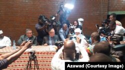 Cérémonie de signature du cessez-le-feu entre l'ex-rébellion à dominante touareg dans le nord du Mali et les groupes armés soutenant le gouvernement à Bamako, Mali, 20 septembre 2017. (Facebppk/Azawad)