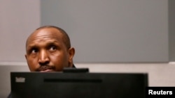 មេ​ដឹកនាំ​យោធា​កុងហ្គោ​ Bosco Ntaganda អង្គុយ​ក្នុងបន្ទប់​សវនាការ​កាត់ក្តី​លោក​នៃ​តុលាការ​ឧក្រិដ្ឋកម្ម​អន្តរជាតិ​ក្នុងទីក្រុង​ឡាអេ​ ប្រទេស​ហូឡង់​ ថ្ងៃទី៨​ ខែកក្កដា​ ឆ្នាំ​២០១៩។ 