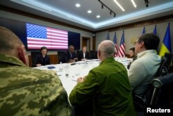 Presiden Ukraina Zelenskiy, Menteri Luar Negeri AS Blinken dan Menteri Pertahanan Austin menghadiri pertemuan di Kyiv. (Foto: via Reuters)