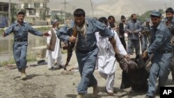 Polisi Afghanistan menggevakuasi seorang korban ledakan bom bunuh diri di Pul-i-Khumri, provinsi Baghlan, utara Afghanistan (20/5). Rangkaian serangan bom terus mengguncang negara ini. Dilaporkan enam polisi tewas setelah kendaraan yang mereka tumpangi melindas bom di pinggir jalan distrik Obe, provinsi Herat, Selasa (21/5).