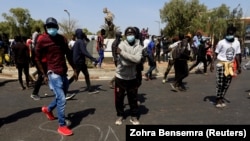 ARCHIVES - Des partisans du chef de l'opposition Ousmane Sonko manifestent à Dakar, au Sénégal, le 5 mars 2021.