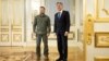Menteri Luar Negeri AS Antony Blinken (kanan) bertemu Presiden Ukraina Volodymyr Zelensky di ibu kota Kyiv, Rabu (6/9). 