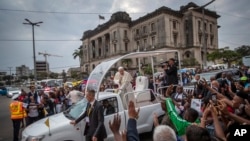 Le pape Francis salue les spectateurs après une réunion à la cathédrale de l'Immaculée Conception dans la capitale Maputo, au Mozambique, le 5 septembre 2019.