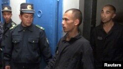 "Jasliq" qamoqxonasi mahbuslari tushlikka chiqmoqda, 29-sentabr, 2003-yil.