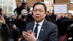 ឯកអគ្គរដ្ឋទូត​មីយ៉ាន់ម៉ា​ប្រចាំ​ចក្រភព​អង់គ្លេស​លោក Kyaw Zwar Minn ថ្លែង​ទៅកាន់​អ្នកសាព័ត៌មាន​នៅ​ខាងក្រៅ​ស្ថានទូត​មីយ៉ាន់ម៉ា​នៅ​ទីក្រុងឡុងដ៍ នៅ​ថ្ងៃទី៨ ខែមេសា ឆ្នាំ២០២១។