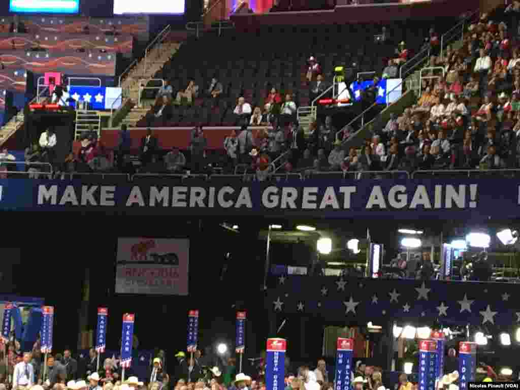 &quot;Make America great again&quot;, le slogan du candidat républicain Donald Trump dans la Quicken Loans Arena, à Cleveland, Ohio, le 18 juillet 2016. (VOA/Nicolas Pinault).