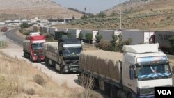 Antrian panjang truk dari Turki menunggu untuk melintasi kota perbatasan Cilvegozu untuk masuk ke Suriah.