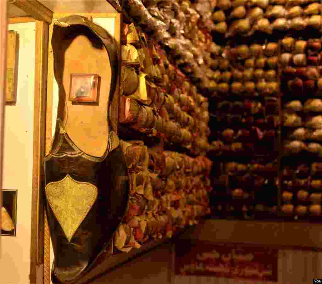 کئی تاجر خاص طور پر دیگر شہروں سے کھسے منگواتے ہیں۔