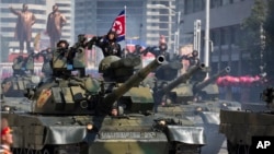 지난 2018년 9월 평양에서 열린 북한 정권 수립 70주년 열병식에서 전차 부대가 행진하고 있다.