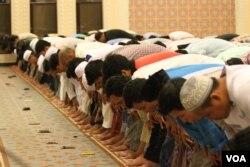 បុរស​ជនជាតិ​ខ្មែរ​ឥស្លាម​ជាង​១០០​នាក់ ​ថ្វាយបង្គំ​ព្រះនៅ​វិហារ​ឥស្លាមឬ​ហៅ​ថា​ម៉ាស្ជិត​អាល់​សៀរិ័​កាល​ (Al-Serkal Mosque) នៅ​ថ្ងៃ​សុក្រ​ ទី​១០ ​ខែ​មិថុនា​ ឆ្នាំ​២០១៦។