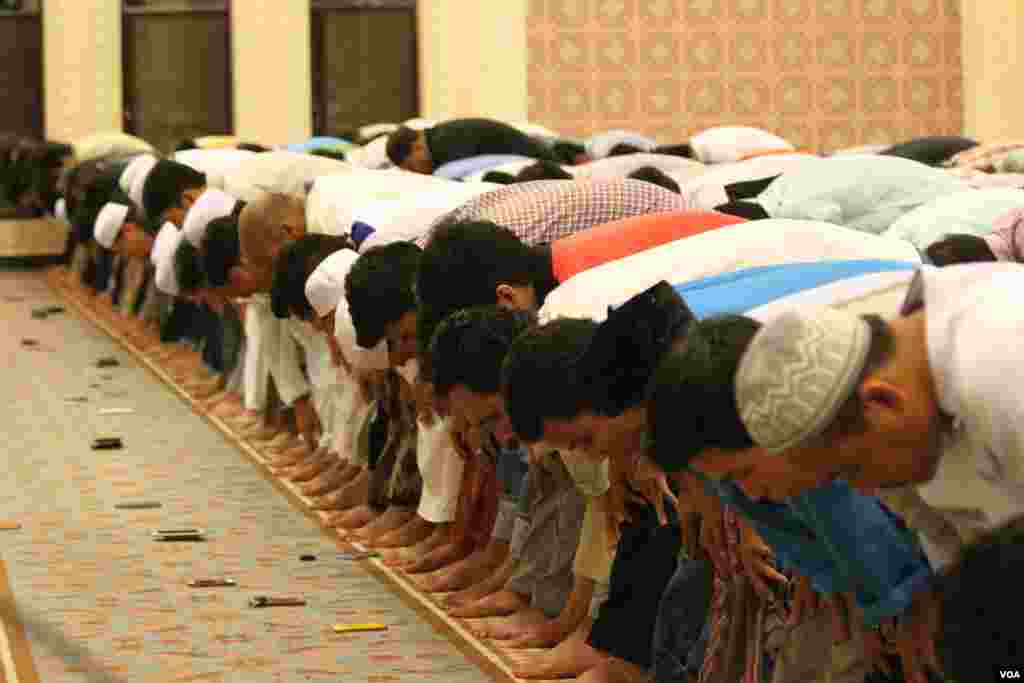 Mutane fiya da dari na salla a lokacin callar Juma&#39;a a masalacin Al Serkal, babban masalaci dake Phnom Penh.Kasar Indonesia. &nbsp;